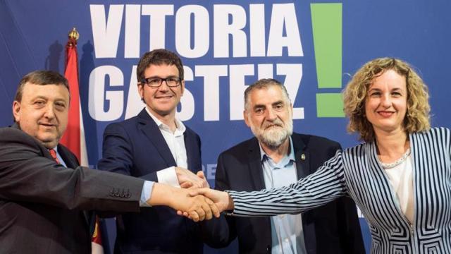 El presidente del Araba Buru Batzar, José Antonio Suso, Gorka Urtaran, Peio López de Munain y  Cristina González (PSE)