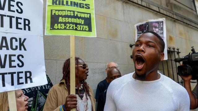 Manifestantes protestan contra el veredicto del juez en Baltimore.