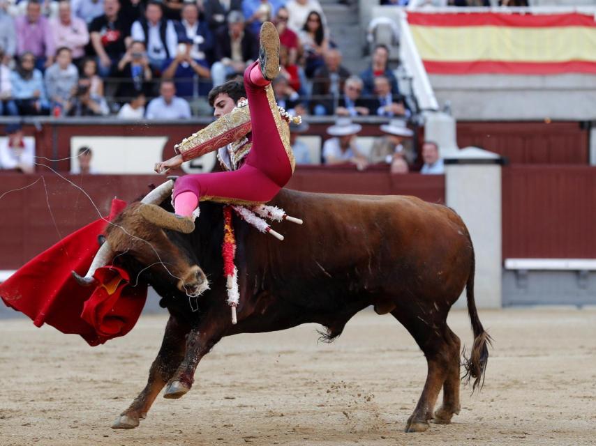 Alejandro Marcos sufre un revolcón de su primero en San Isidro.