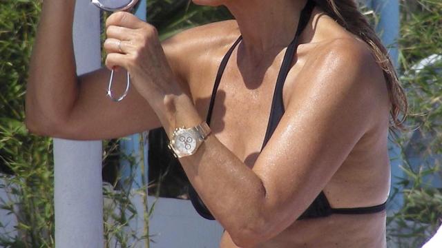 Carmen Lomana en las playas de Marbella en 2010