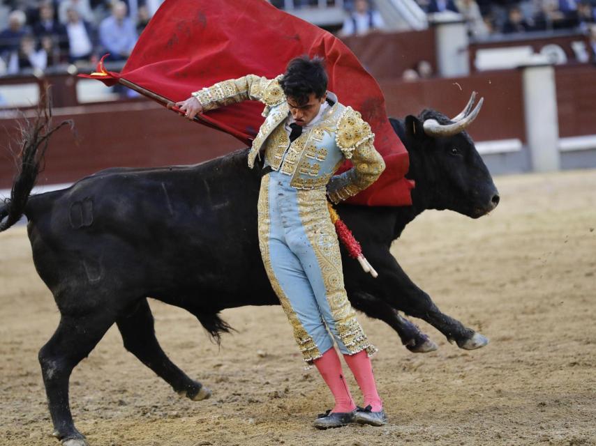 Juan de Castilla da un pase con la muleta a su segundo.