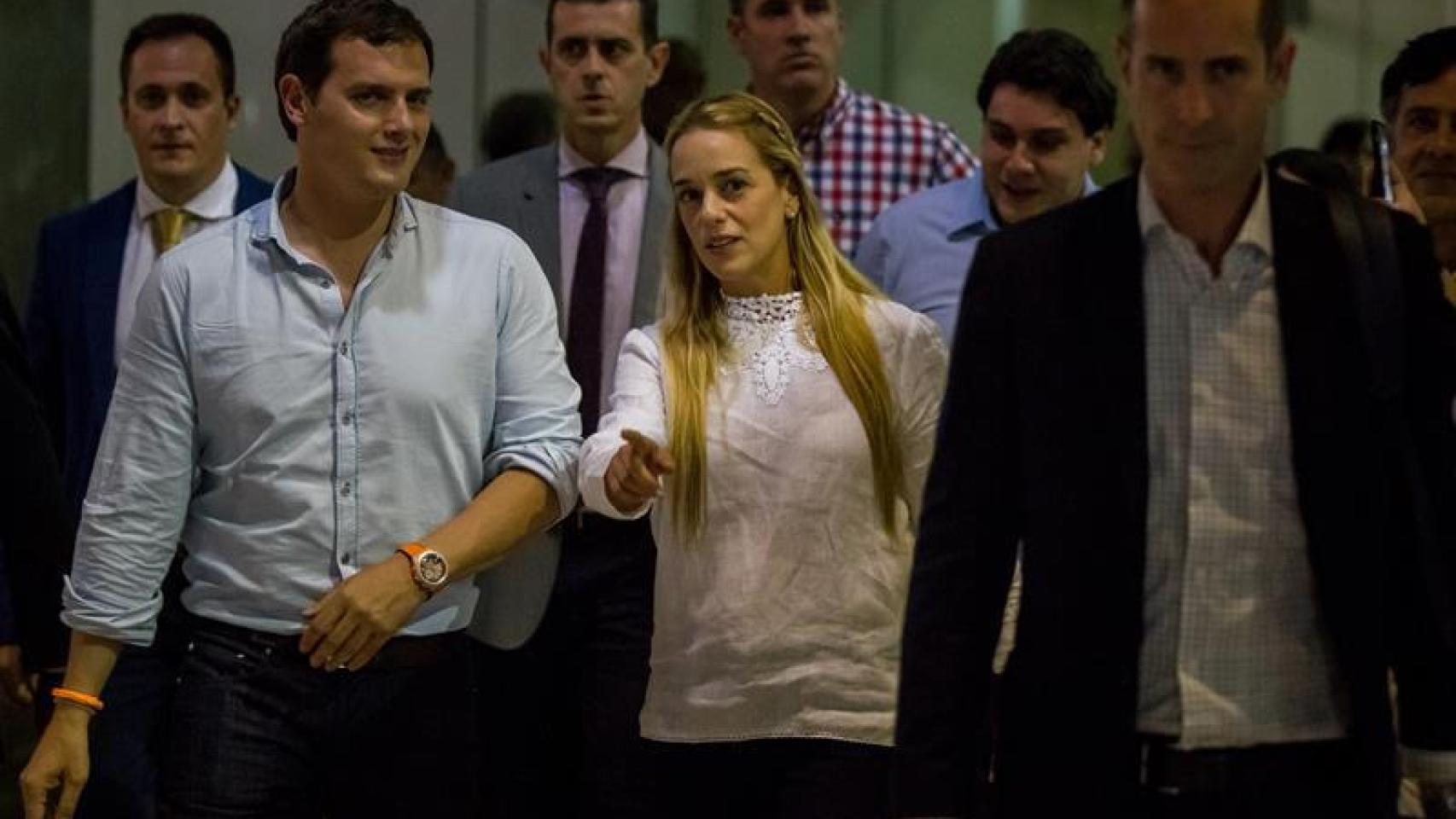 Albert Rivera (2i) es recibido por Lilian Tintori (c), a su llegada a Venezuela.