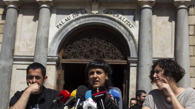 Los diputados de la CUP comparecen a las puertas de la Generalitat.