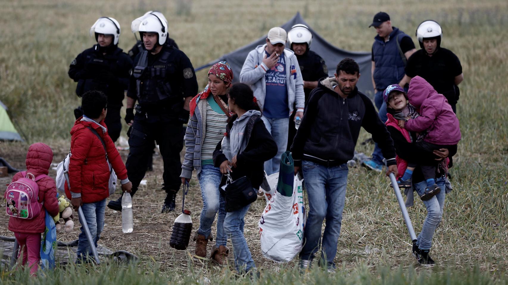 Entre huidas a todo correr y sonrisas en el bus: así transcurre el desalojo de refugiados en Idomeni