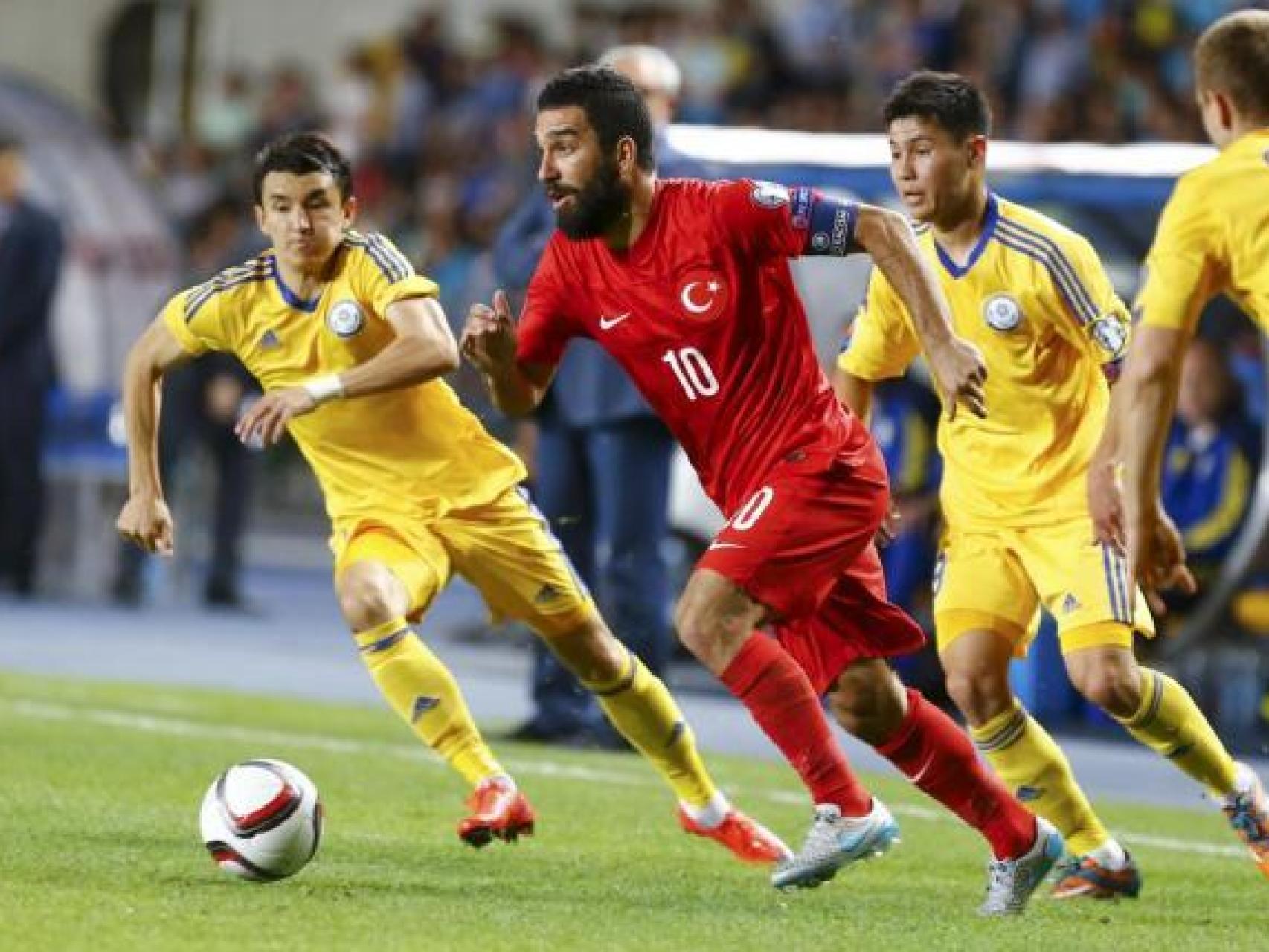 Arda Turan en un partido de la fase de clasificación de la Eurocopa con Turquía.