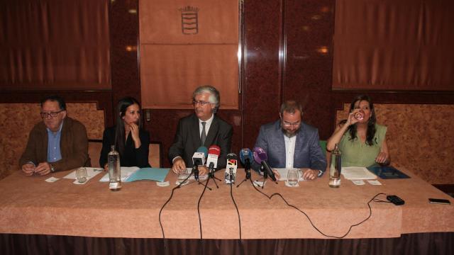 De izquierda a derecha: Paco Cardona (presidente de la asociación), los abogados Elizabeth Martínez y Leopoldo Gay, y los representantes de la organización Miguel Sencianes y Curra Ripollés.