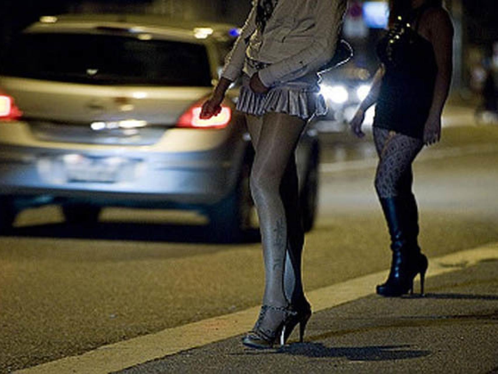AI denuncia que numerosos trabajadores sexuales no pueden pedir ayuda.
