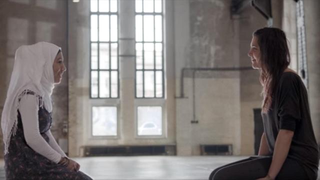 Dos participantes en el experimento de Amnistía Internacional