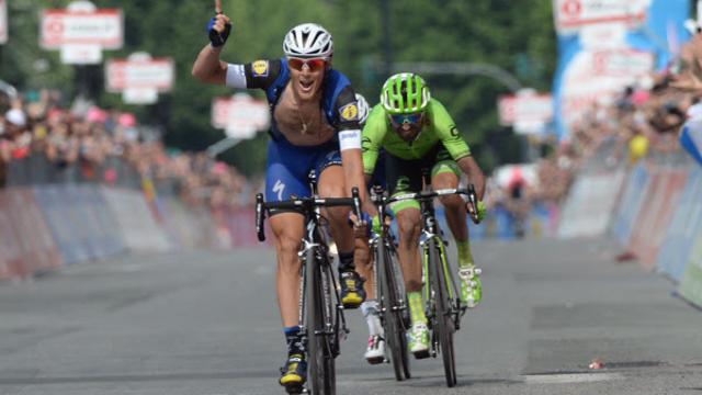 Trentin celebra su victoria de etapa