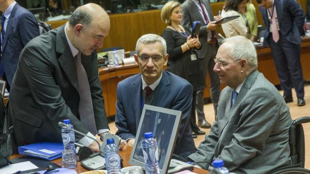 El ministro alemán Wolfgang Schäuble conversa con el comisario Moscovici durante el Ecofin