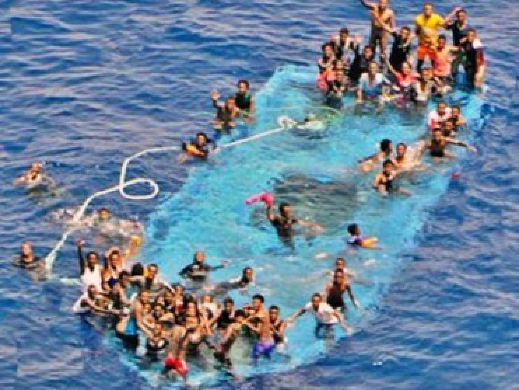 Un centenar de personas luchan por mantenerse a flote tras naufragar cerca de Libia.