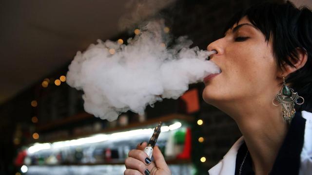 Una mujer vapeando.