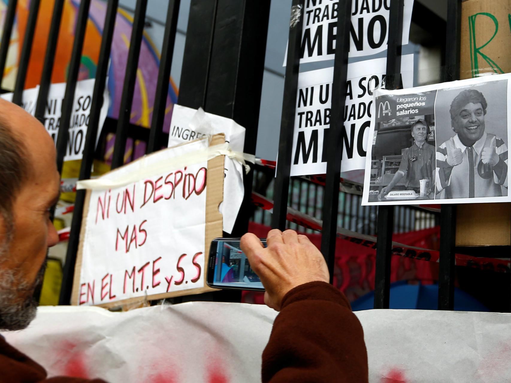 Macri, caracterizado de empleado de McDonald's.