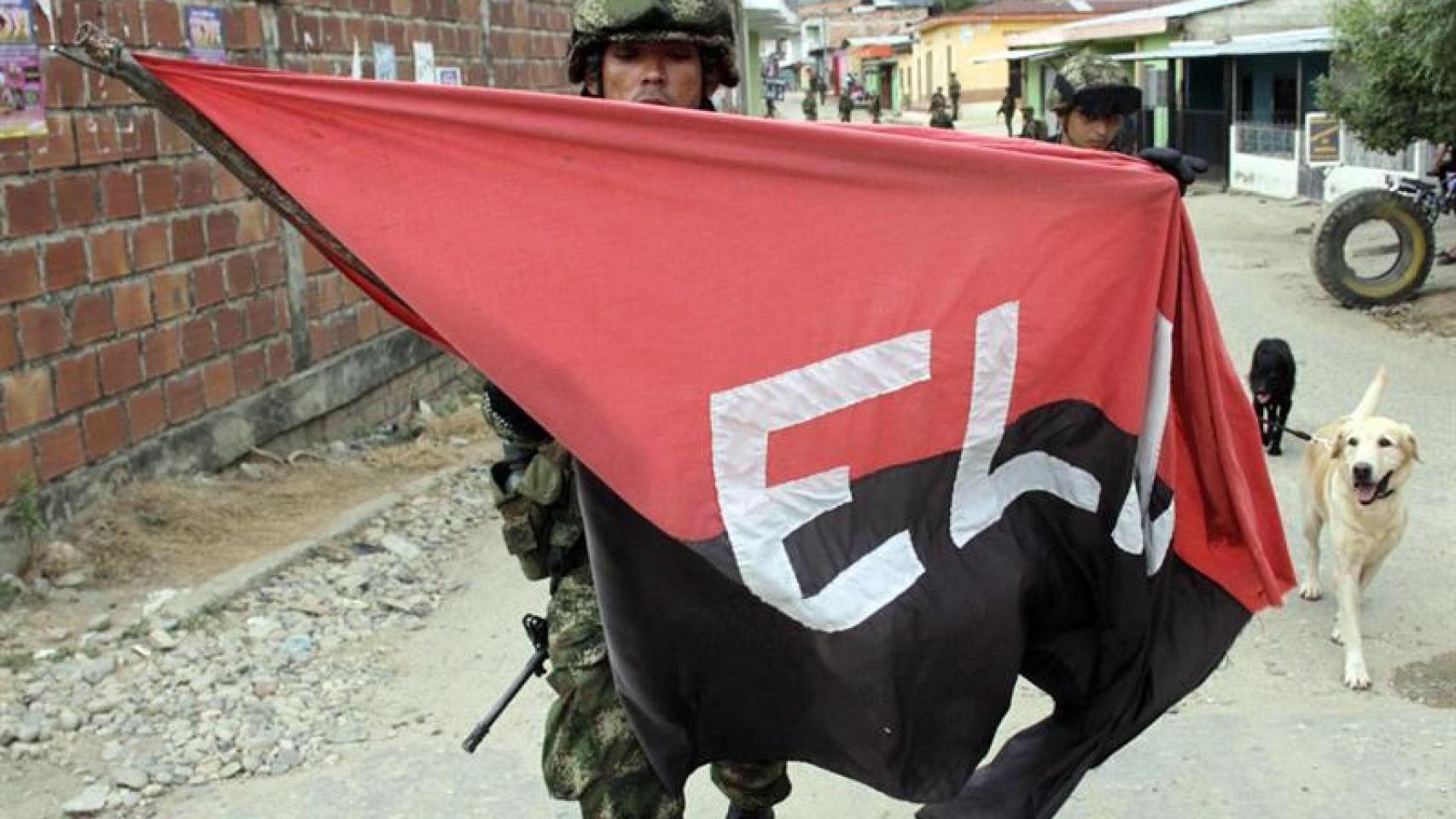 Un soldado colombiano retira una bandera del ELN en El Tarra
