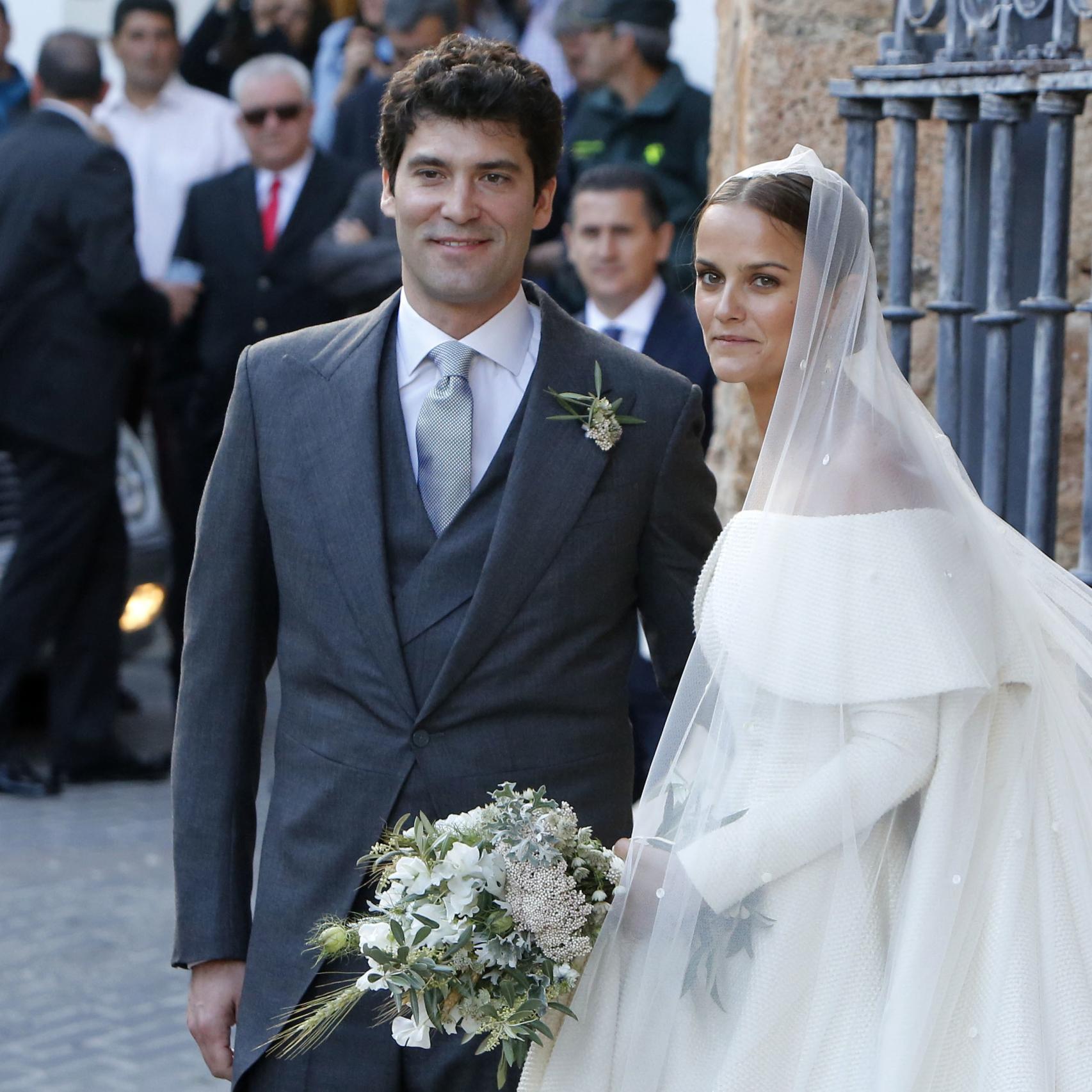 Los recién casados abandonan la iglesia tras la ceremonia