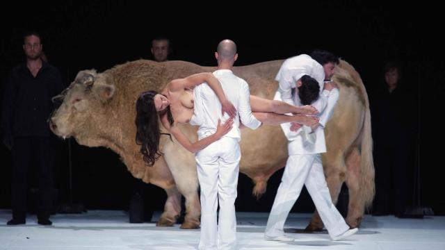 Imagen de Moisés y Aarón, con el toro de 1.500 kilos al fondo.