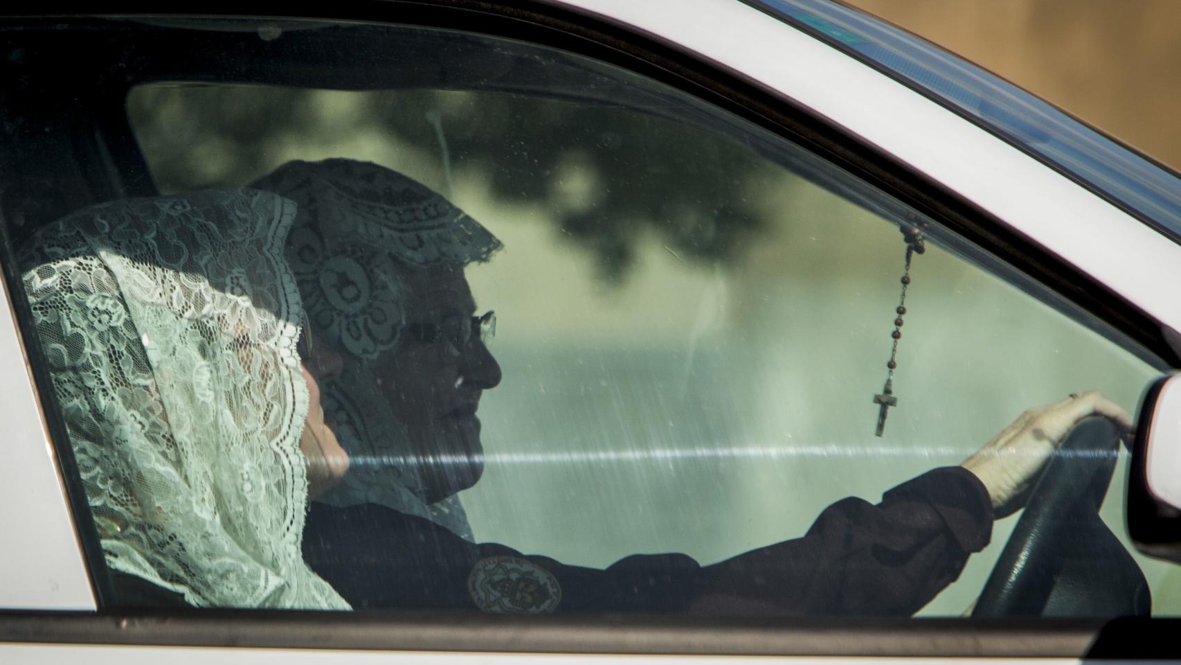 Fieles de la Iglesia Palmariana en el camino del barrio en el que residen a la basílica antes de la misa.