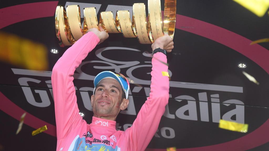 Vincenzo Nibali con su trofeo de vencedor del Giro, segundo de su carrera.
