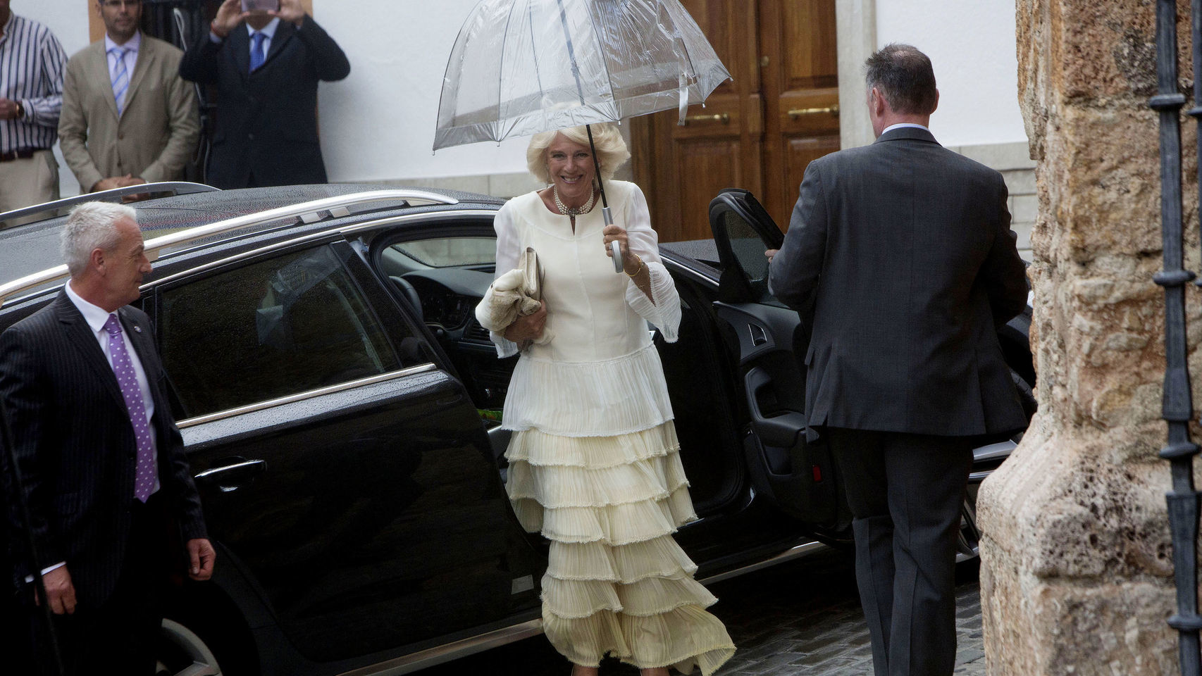 Camila Parker Bowles vestida de blanco