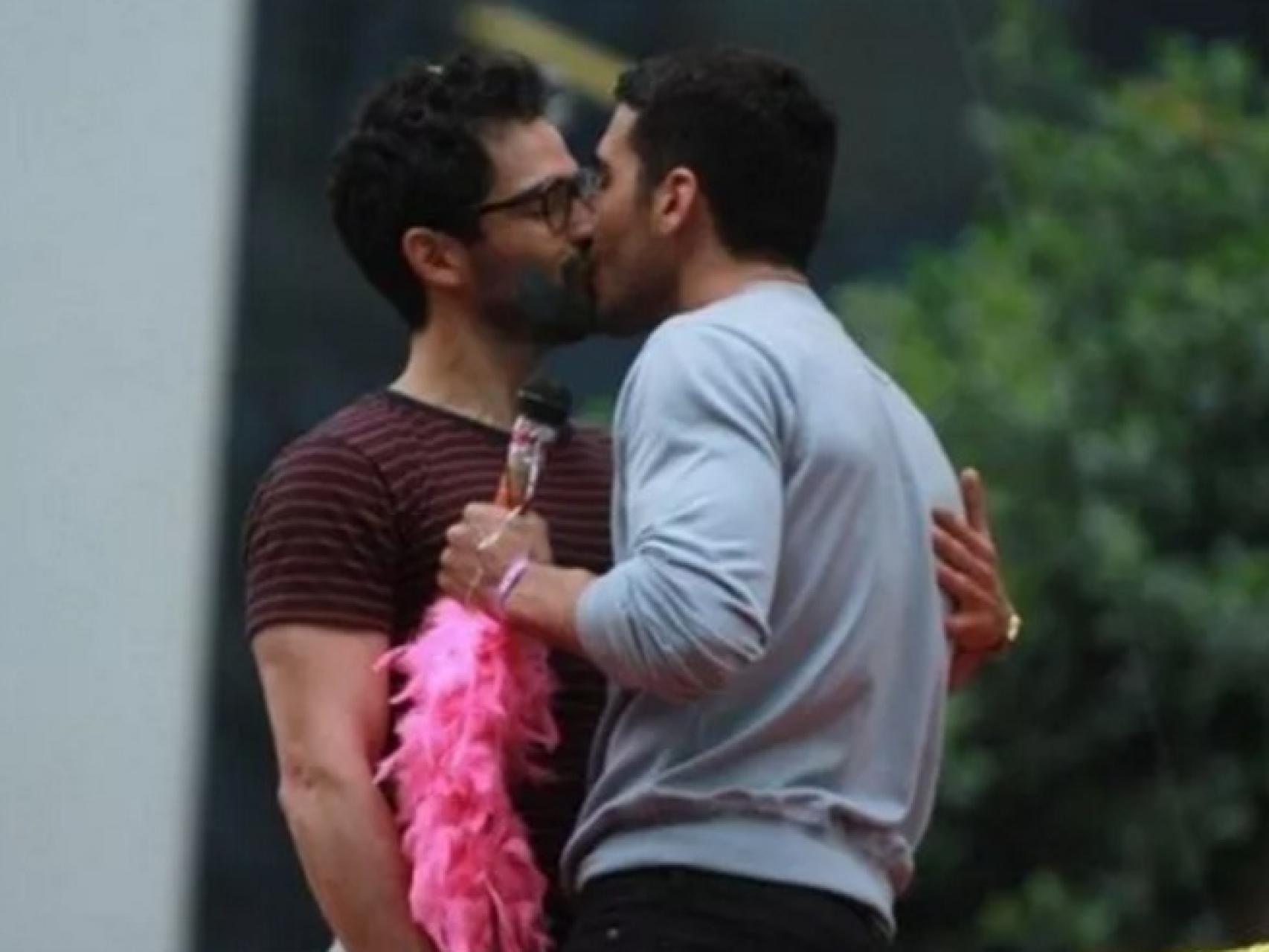 Miguel Ángel Silvestre subido a una carroza del Orgullo Gay en el rodaje de Sense8