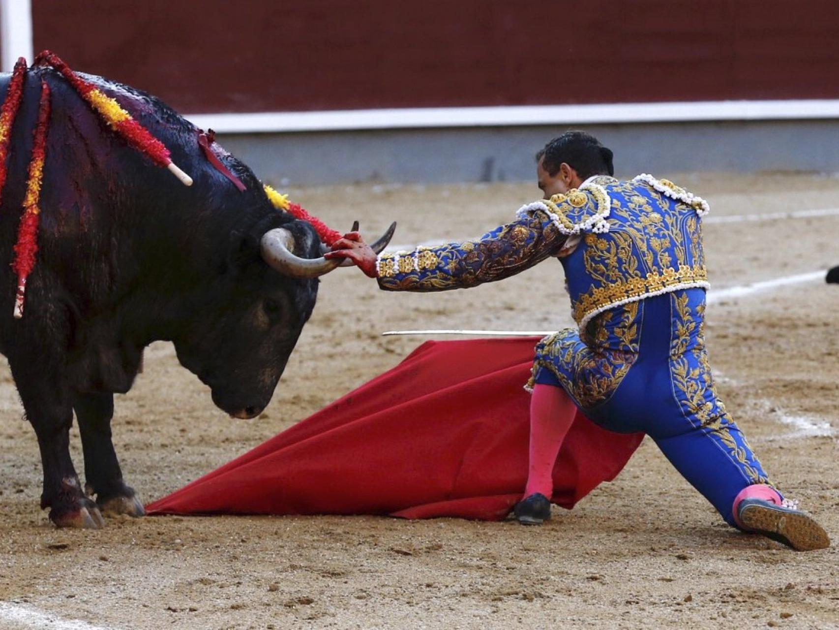 El diestro Rafael Rubio Rafaelillo con su segundo toro.