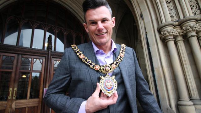 Austin-Behan en la puerta principal del Ayuntamiento de Mánchester.