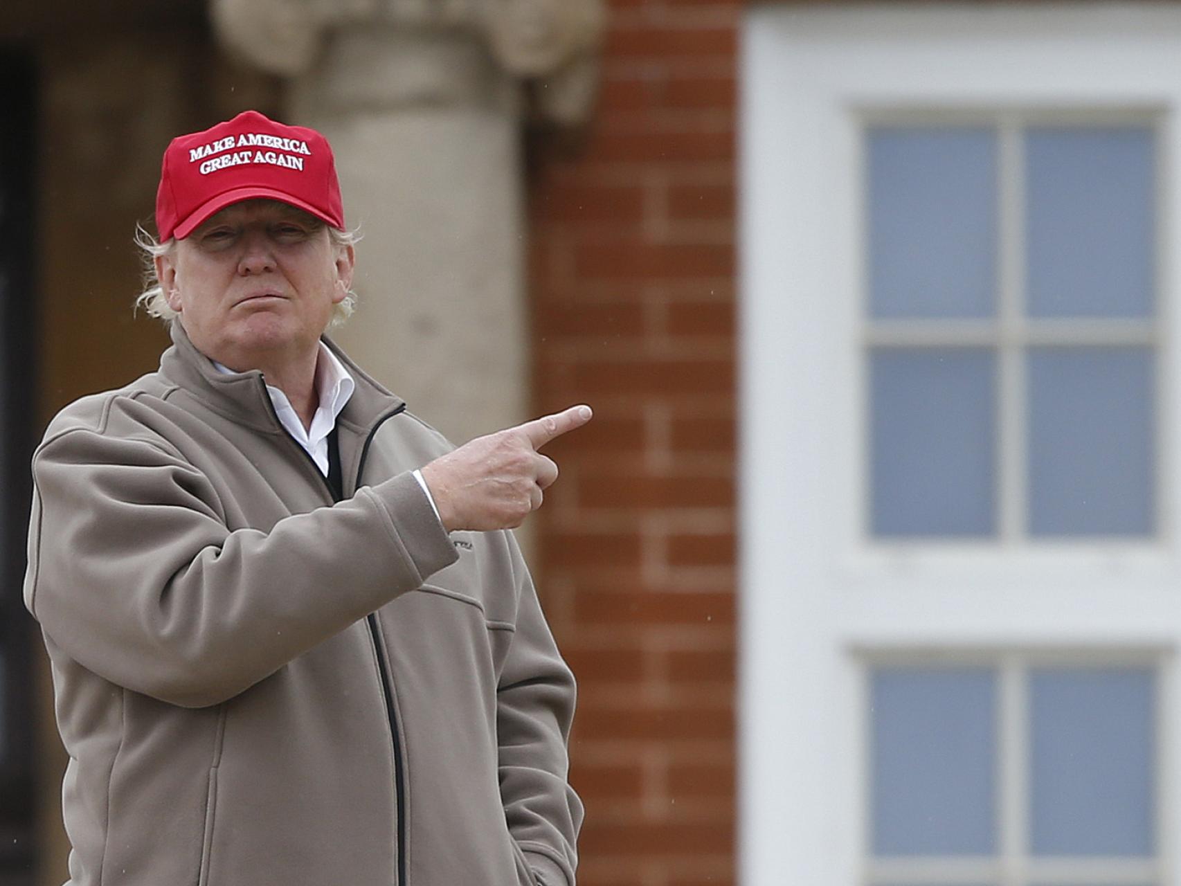 Trump posa frente a uno de sus hoteles en Escocia