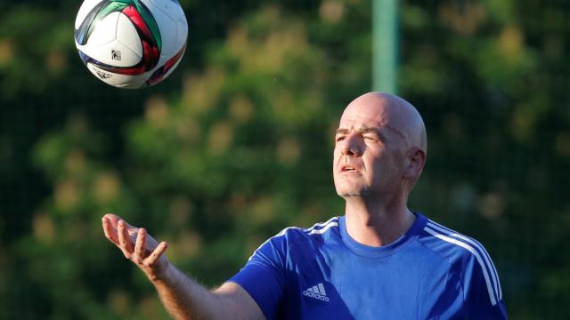 El presidente de la FIFA, Gianni Infantino, juega con la pelota.