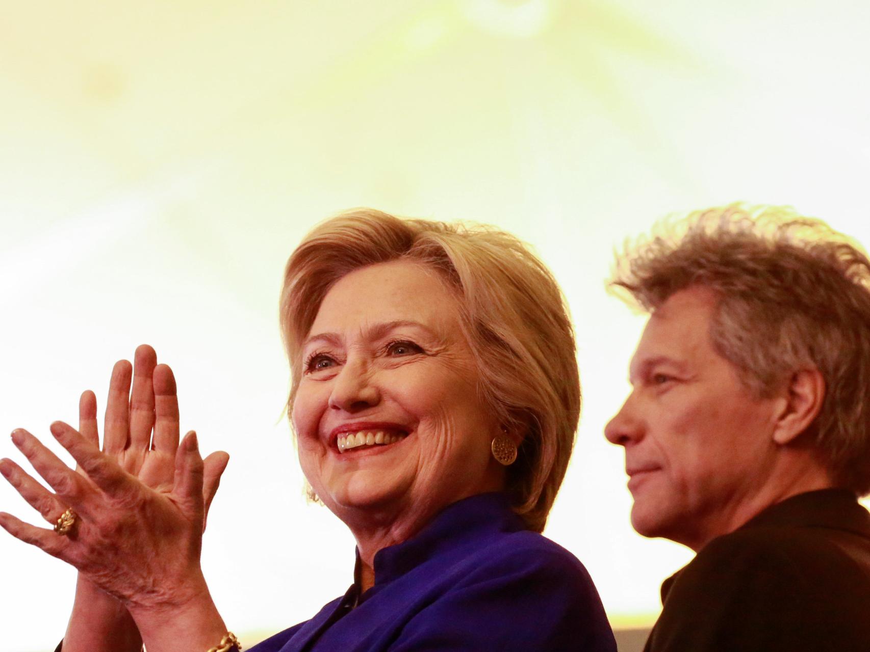 Hillary Clinton durante un mitin en Nueva Jersey junto al cantante Bon Jovi.
