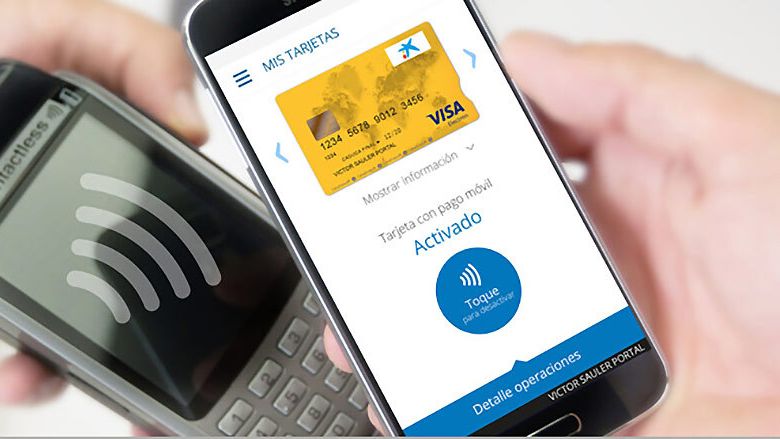 Una persona pagando con el teléfono móvil.