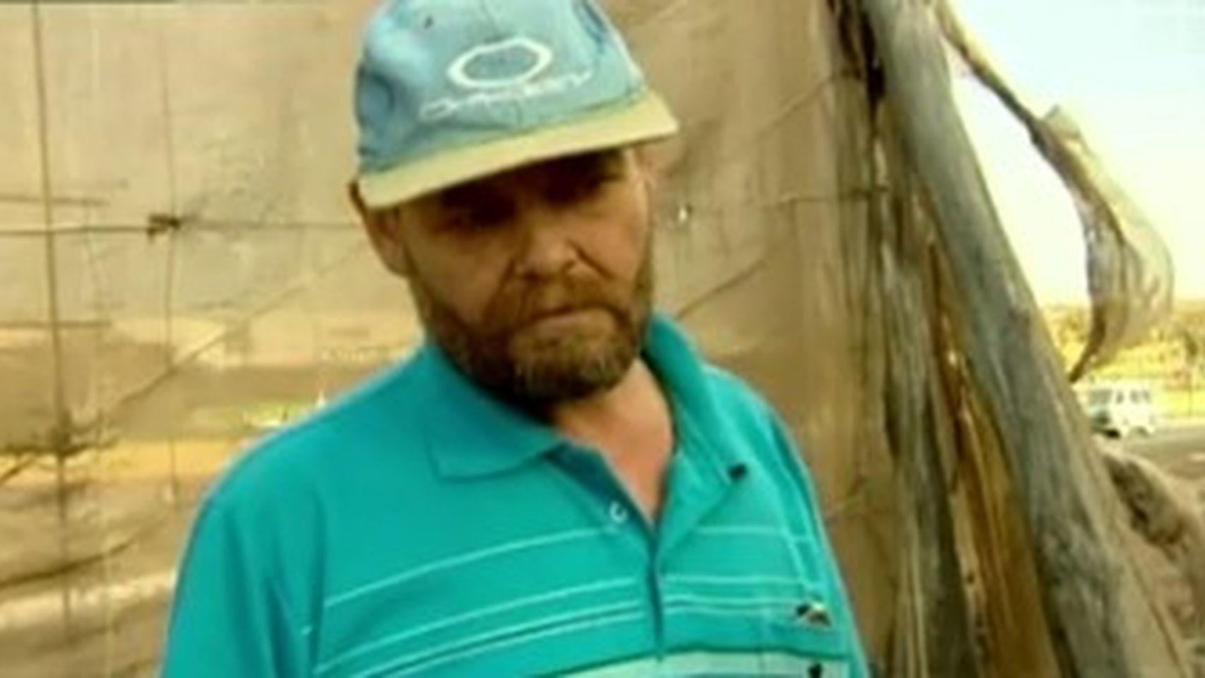 Juan Rubio, con su inconfundible gorra azul, es el presunto abusador de J.