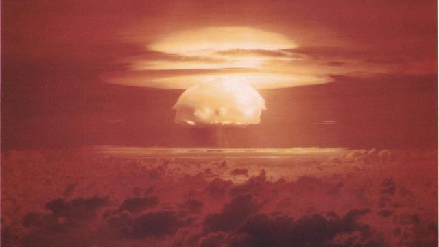 Prueba termonuclear Bravo estadounidense en el Atolón Bikini.
