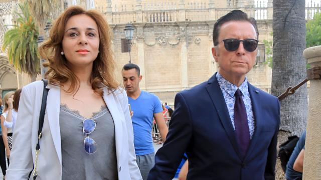 El torero José Ortega Cano y Ana María Aldón durante el desfile de Aurora Gaviño en la pasarela SIQ en Sevilla