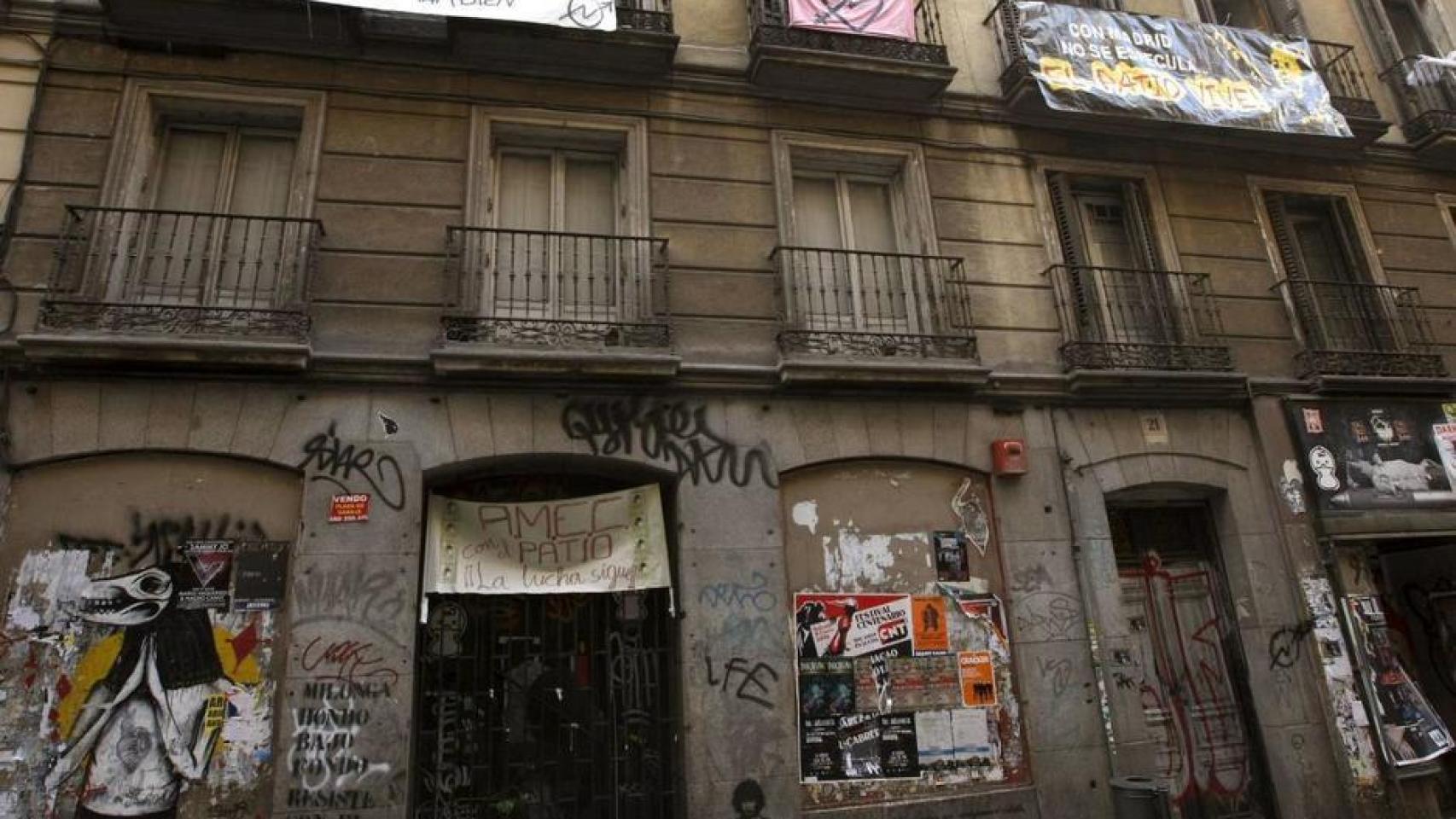 Fachada del edificio de la calle Pez cuando estaba tomado por los okupas
