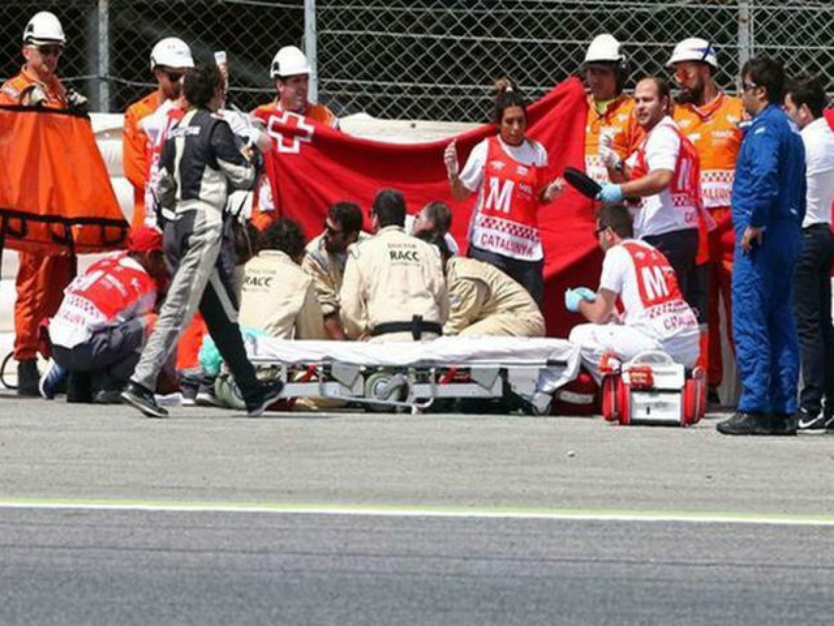 Luis Salom es evacuado del circuito (play)