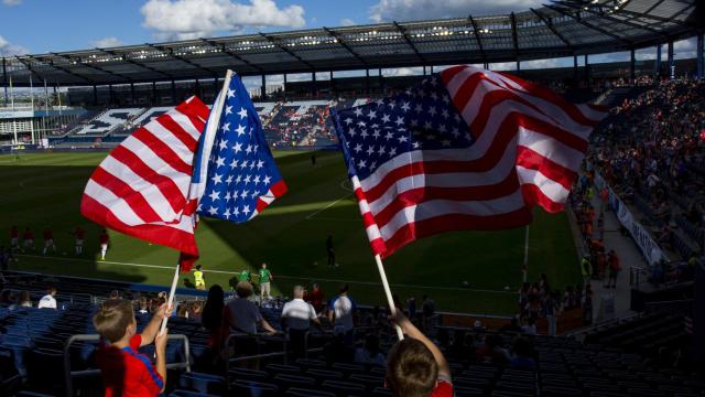Aficionados con banderas americanas.