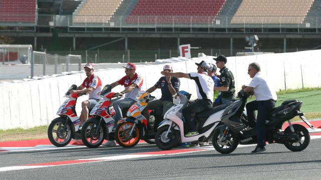 Pilotos y miembros de Dorna supervisanron la zona en la que se modificó la pista de Montmeló
