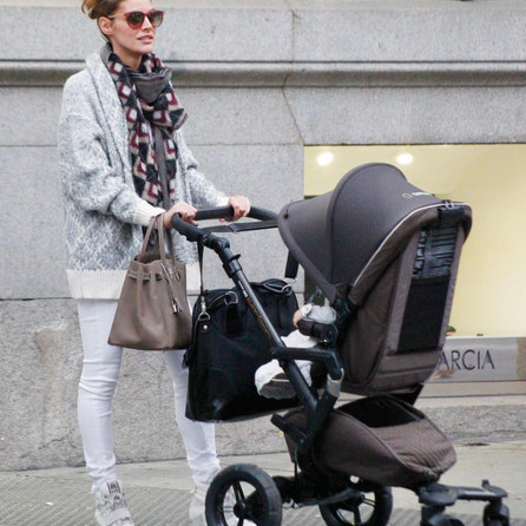 Amaia paseando a su hija por las calles de Madrid