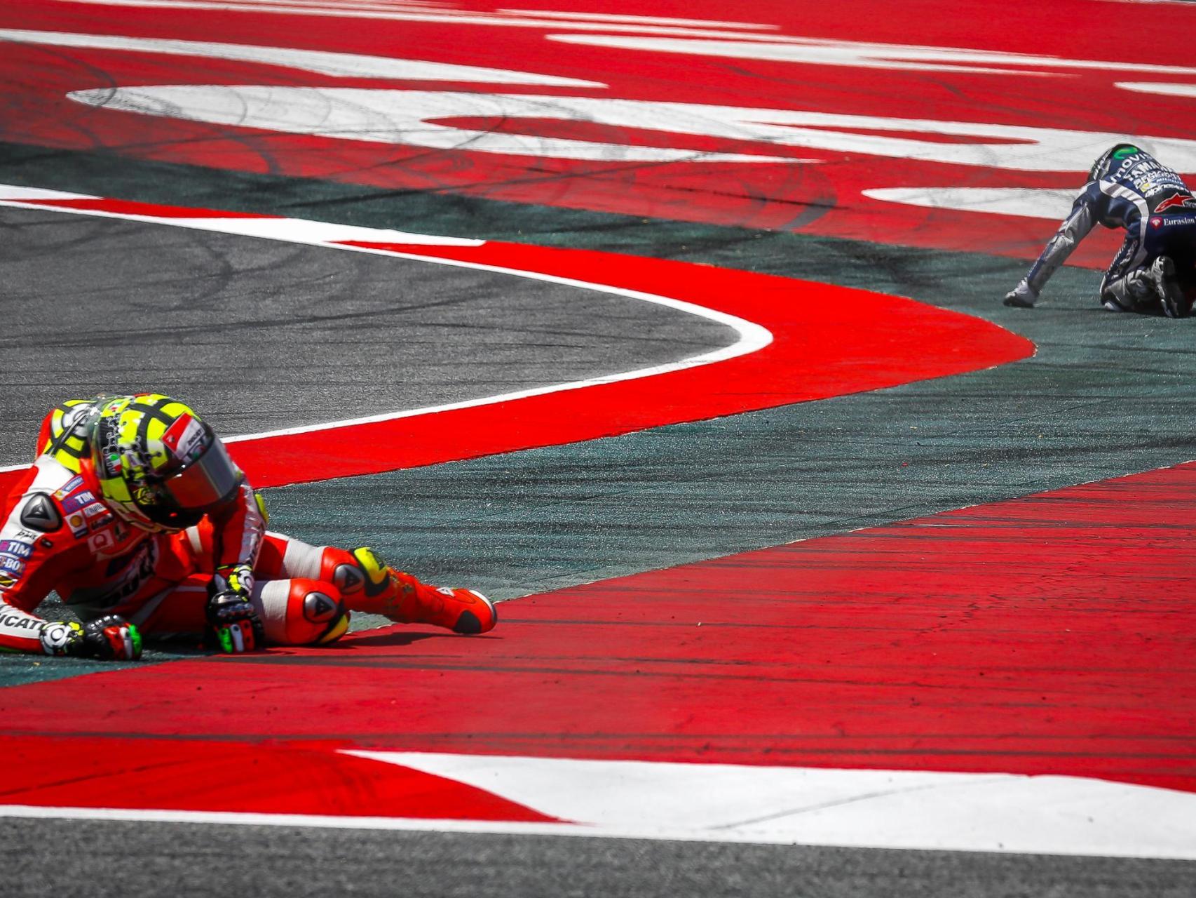 Caída de Jorge Lorenzo y Iannone.