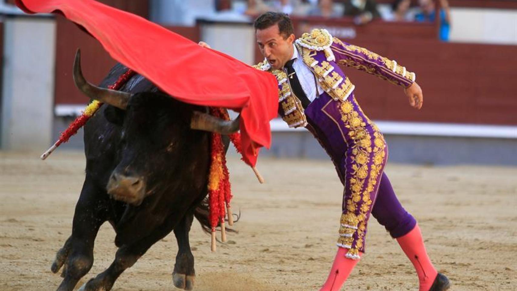 El diestro Rafaelillo con su primero en la última de San Isidro.