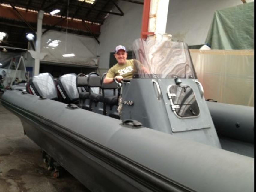 Iván con una de las lanchas usadas en el rodaje de El niño.