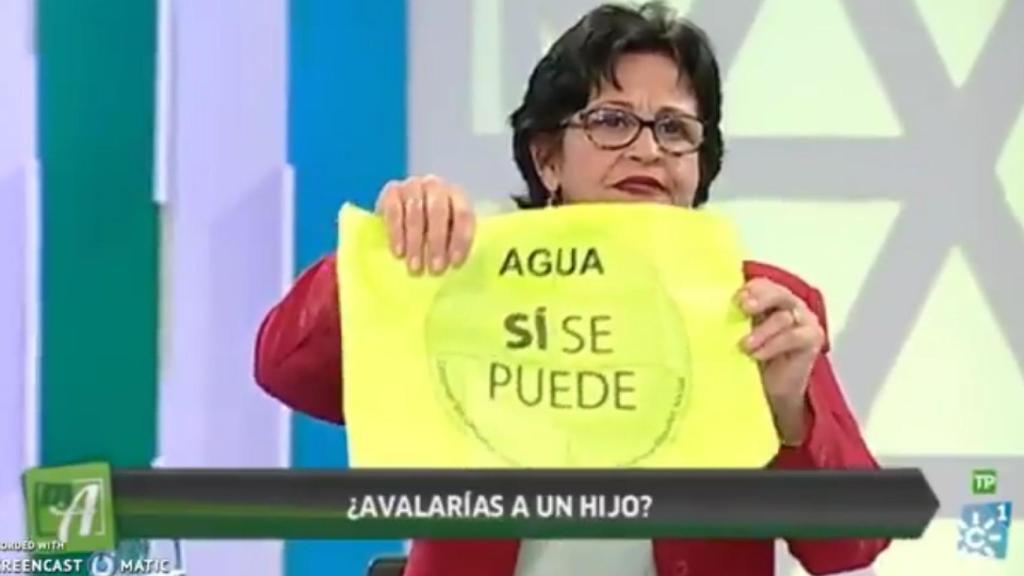 Una presentadora de Canal Sur obliga a retirar una pancarta a una anciana