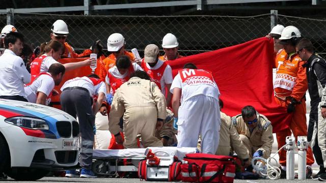 Luis Salom es atendido por los servicios sanitarios tras sufrir el accidente.