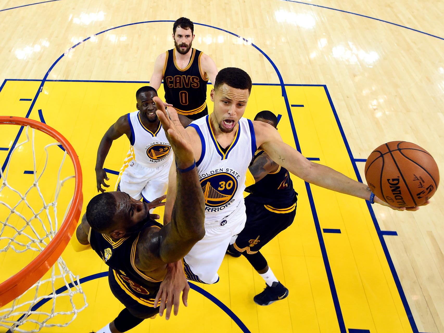 Stephen Curry intenta anotar ante LeBron James este lunes.