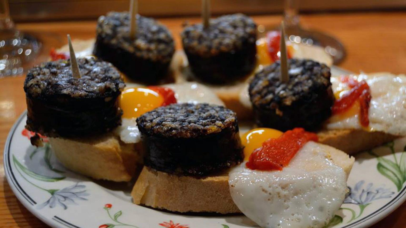 Una tapa de morcilla con huevo y pimiento en Casa Pancho.