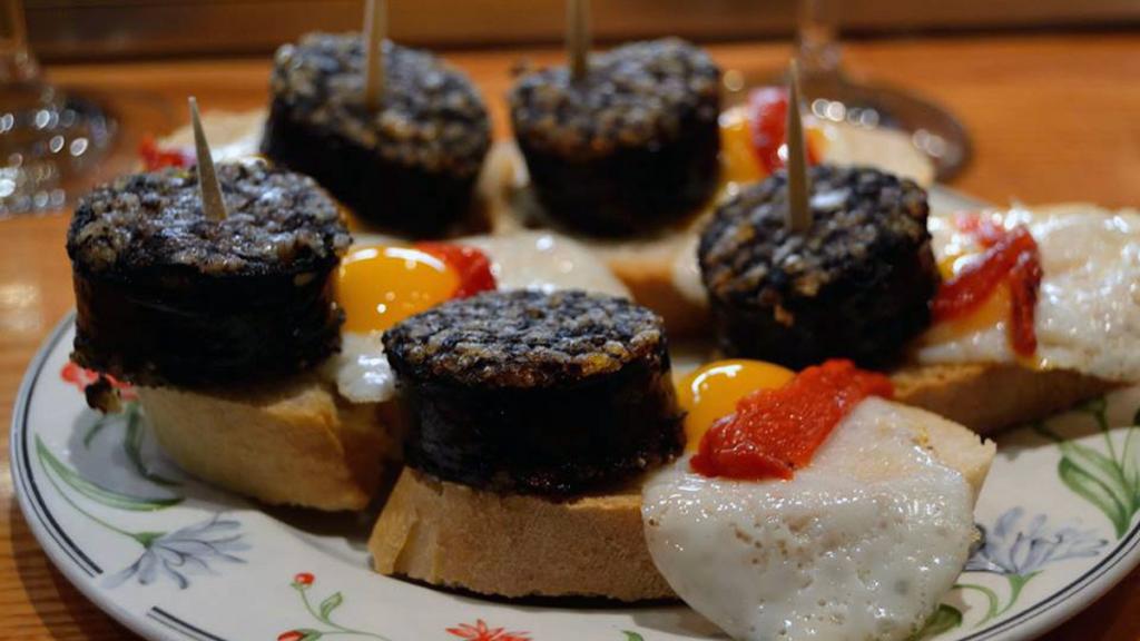 Una tapa de morcilla con huevo y pimiento en Casa Pancho.