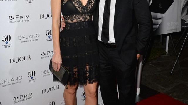 Hilary Swank y Rubén Torres en un evento