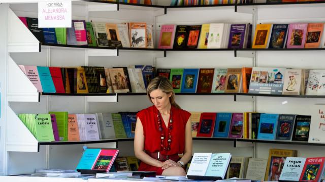 La médico y poeta Alejandra Melassa en la Feria del Libro.