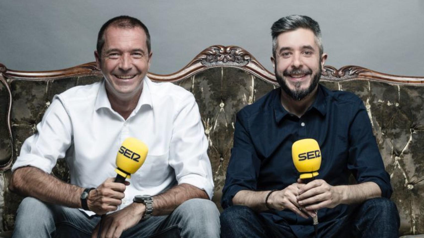 Manu Carreño y Dani Garrido, con los micrófonos de la Cadena SER.