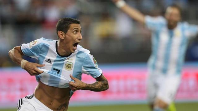 Di María celebra su gol a Chile.